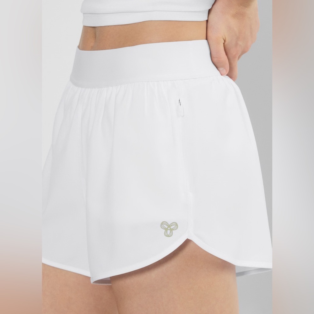 Aritzia Golden White Tennis Shorts / MoveTech Love Hi-Rise Short